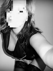 Photo 4, Amateur b&w breasts